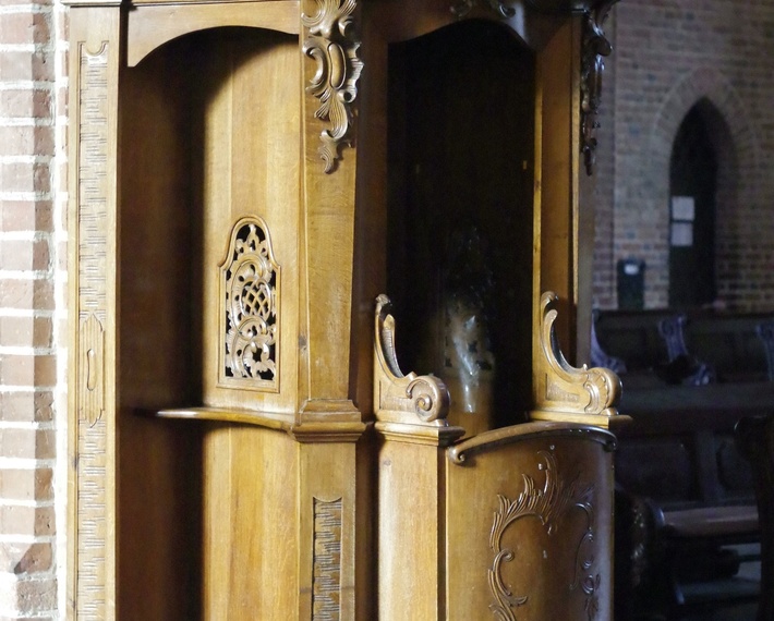 Ein Beichtstuhl in einer Kirche.